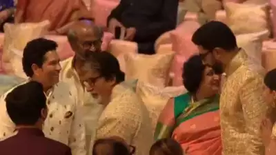 Sachin Tendulkar touches feet of Amitabh Bachchan